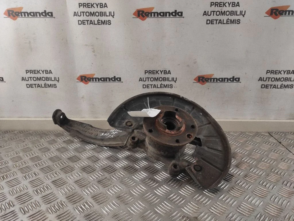 Priekšējais rumbas turētājs (šarnīra dakša) 7L04C7257A