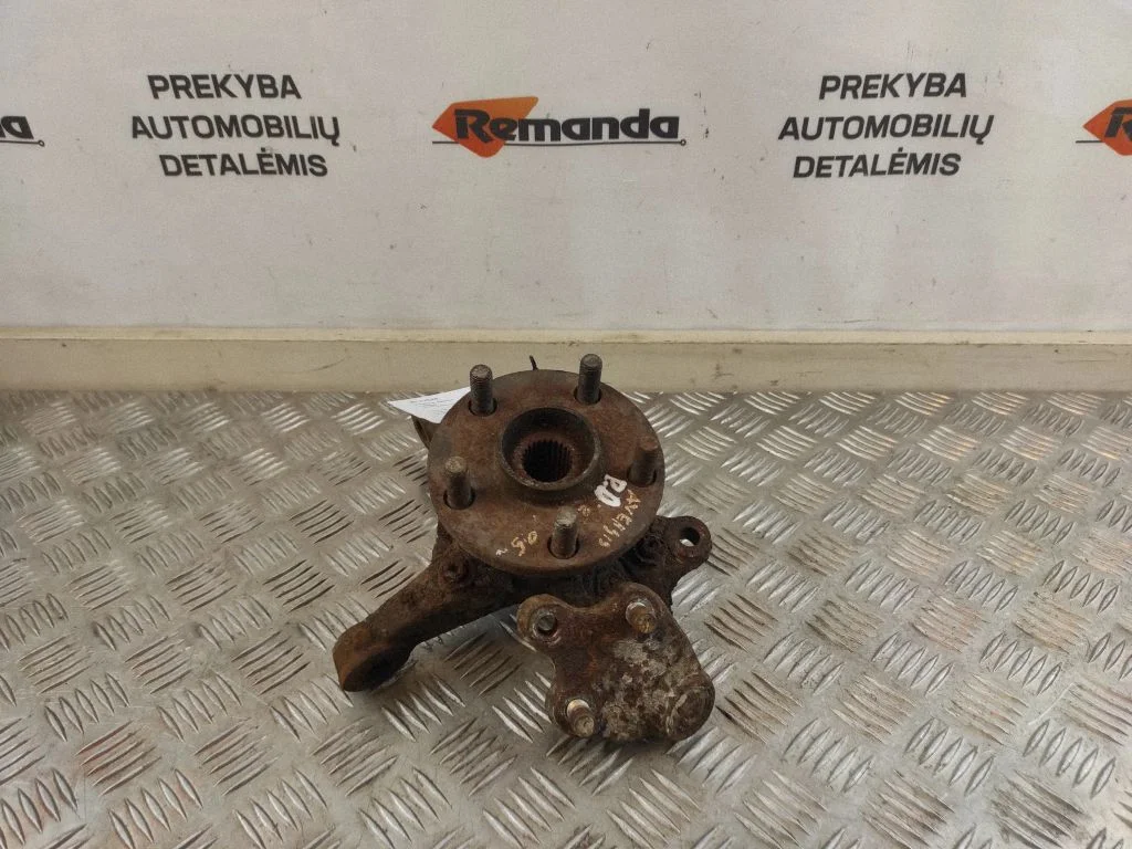 Priekšējais rumbas turētājs (šarnīra dakša) – priekšējā labā