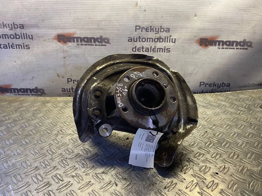 Front wheel hub – front right