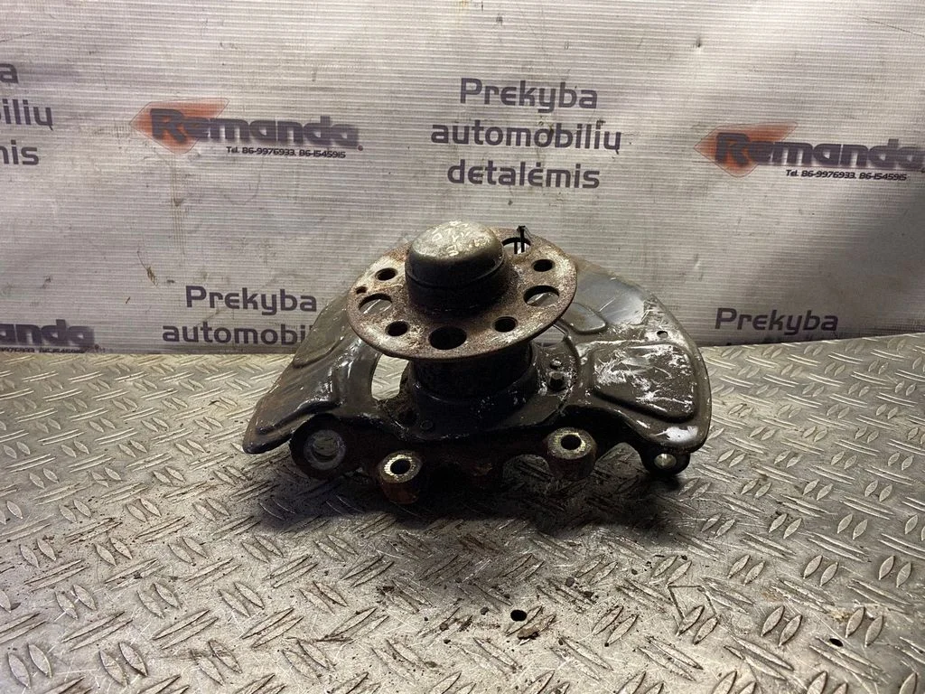 Front wheel hub – front left