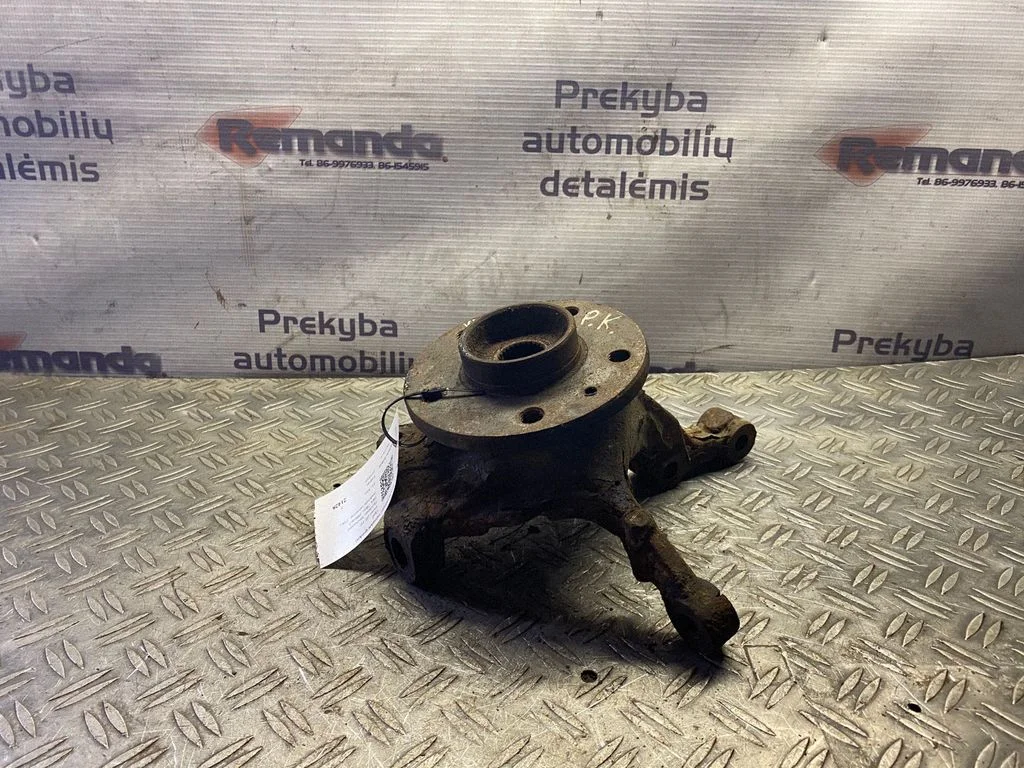 Front wheel hub – front left
