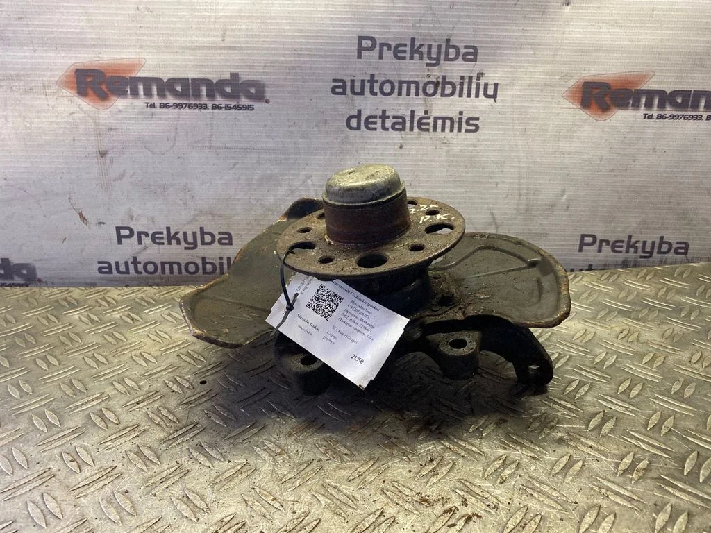Front wheel hub – front left