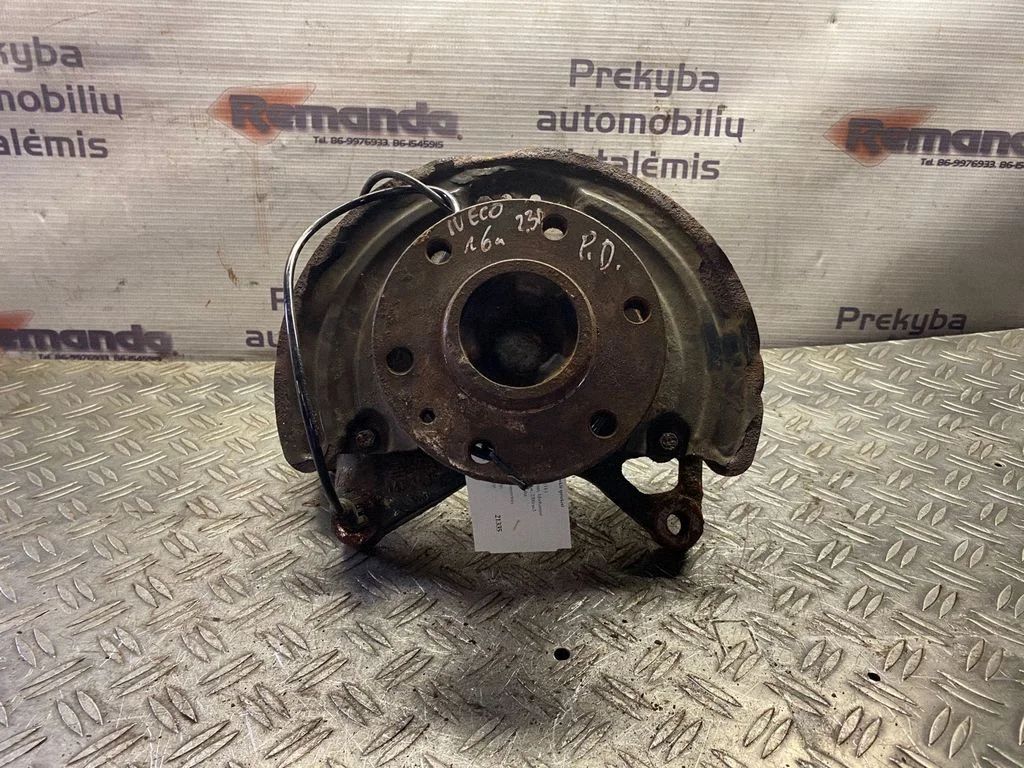 Front wheel hub – front right