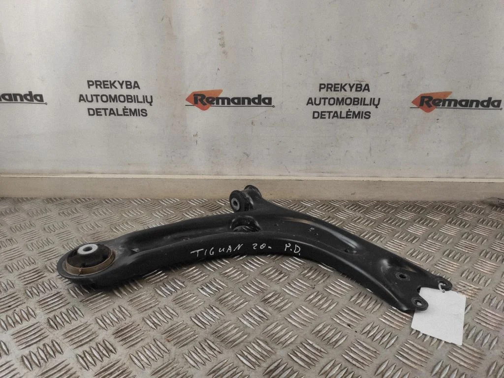 Priekšējā apakšējā svira/svārsts 3Q0407154D