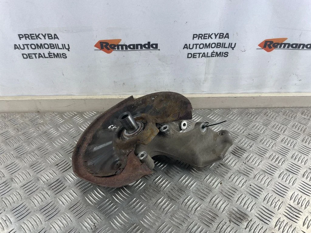 Rear wheel hub – rear left