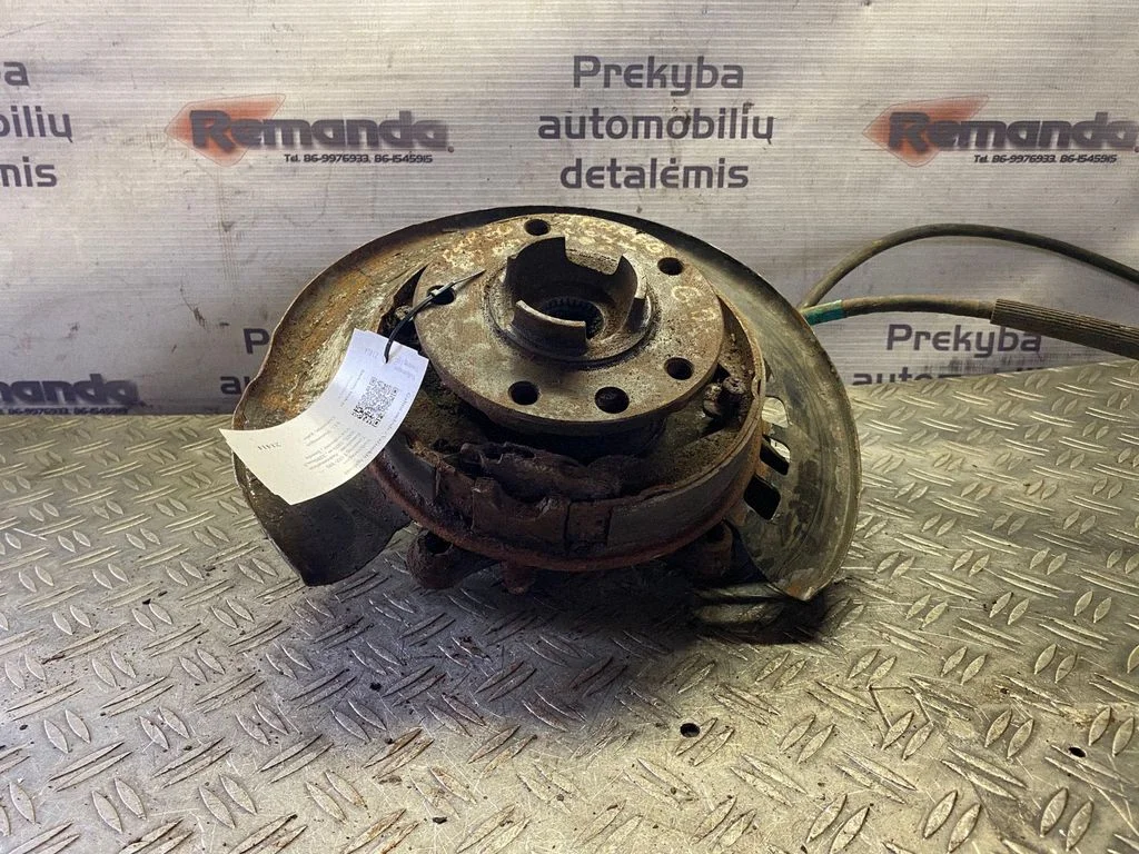Rear wheel hub – rear right