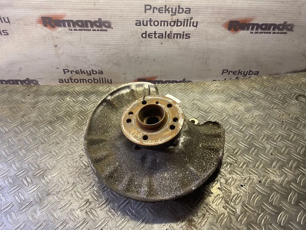 Rear wheel hub – rear right