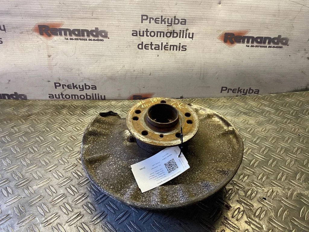Rear wheel hub – rear left
