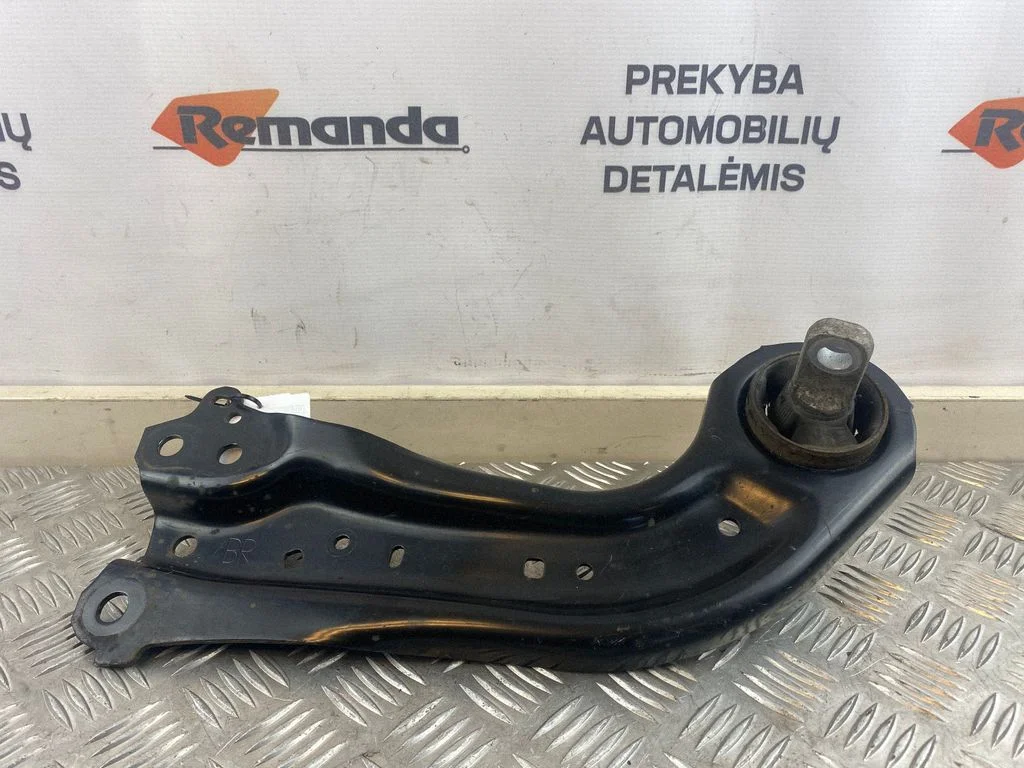 Rear upper control arm/wishbone – rear right