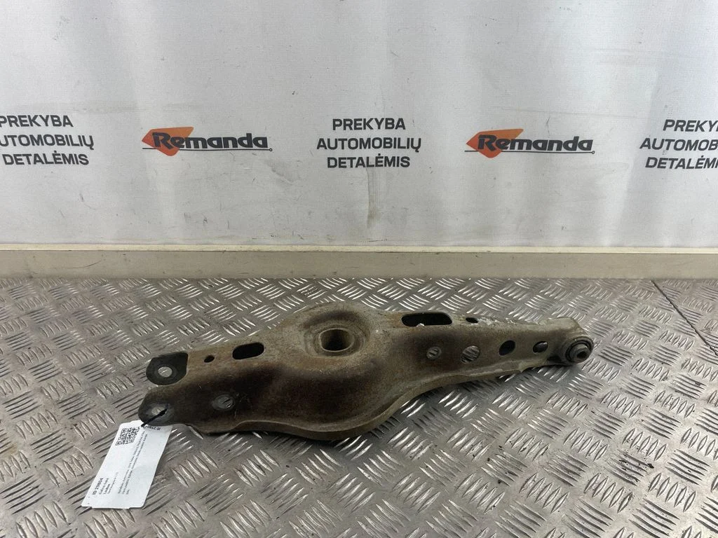 Rear upper control arm/wishbone – rear left