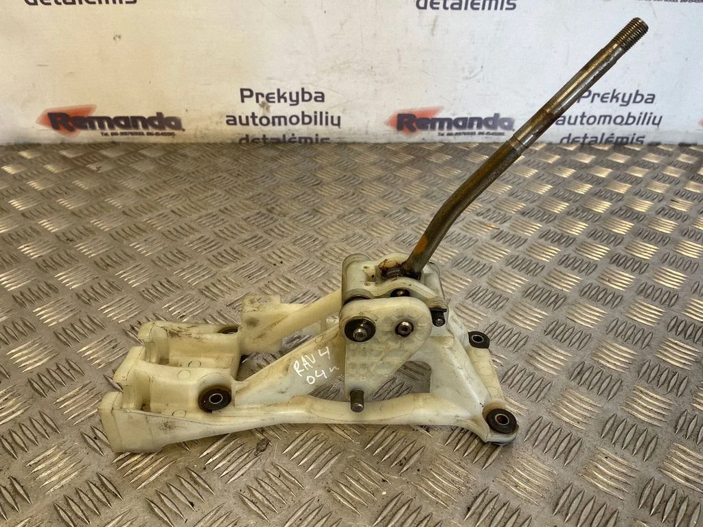 Gear selector mechanism