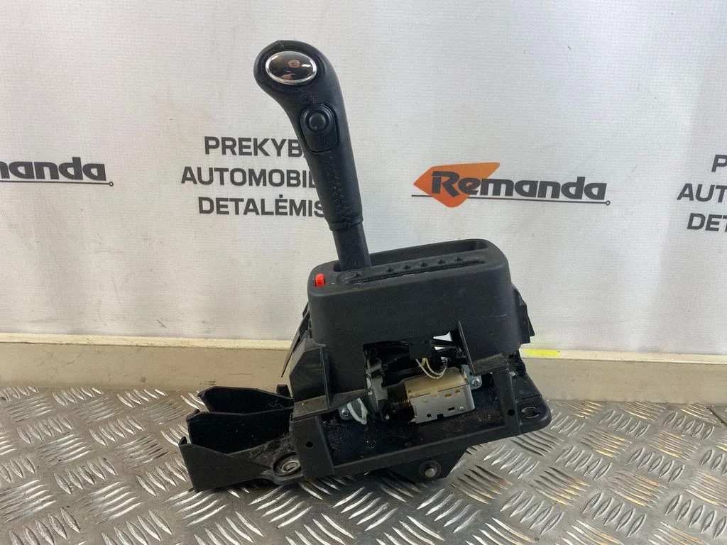 Gear selector mechanism