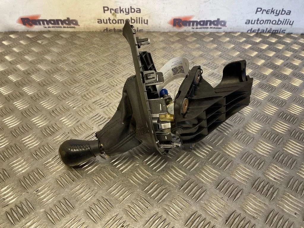 Gear selector mechanism