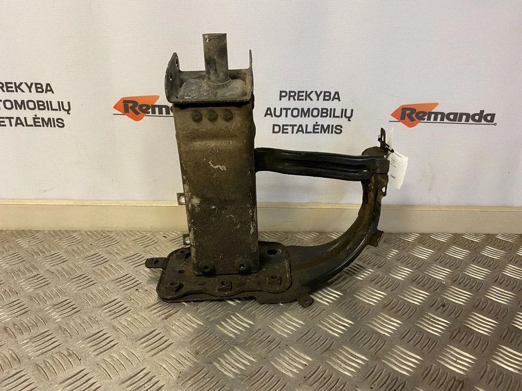 Front bumper mounting bracket – front right