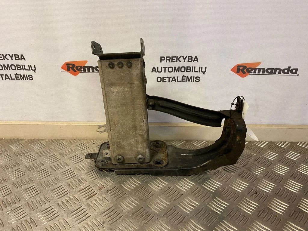 Front bumper mounting bracket – front left