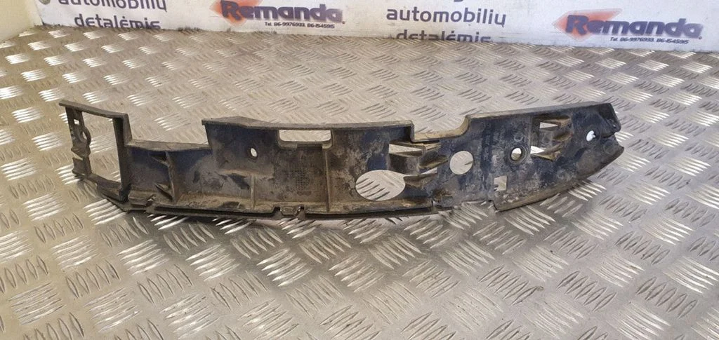 Front bumper mounting bracket 7L6807184C