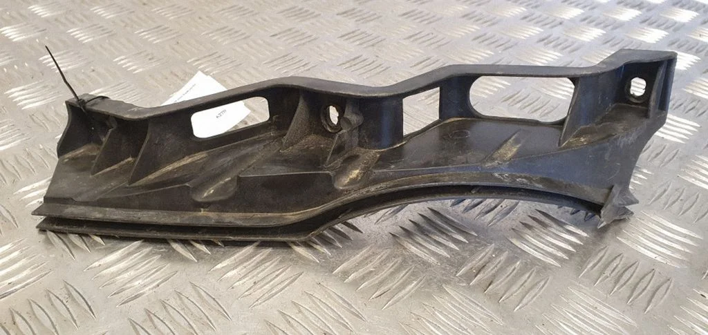 Front bumper mounting bracket 7L6807184