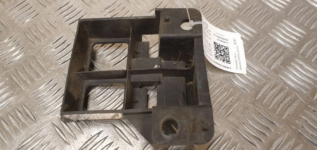 Front bumper mounting bracket – front left