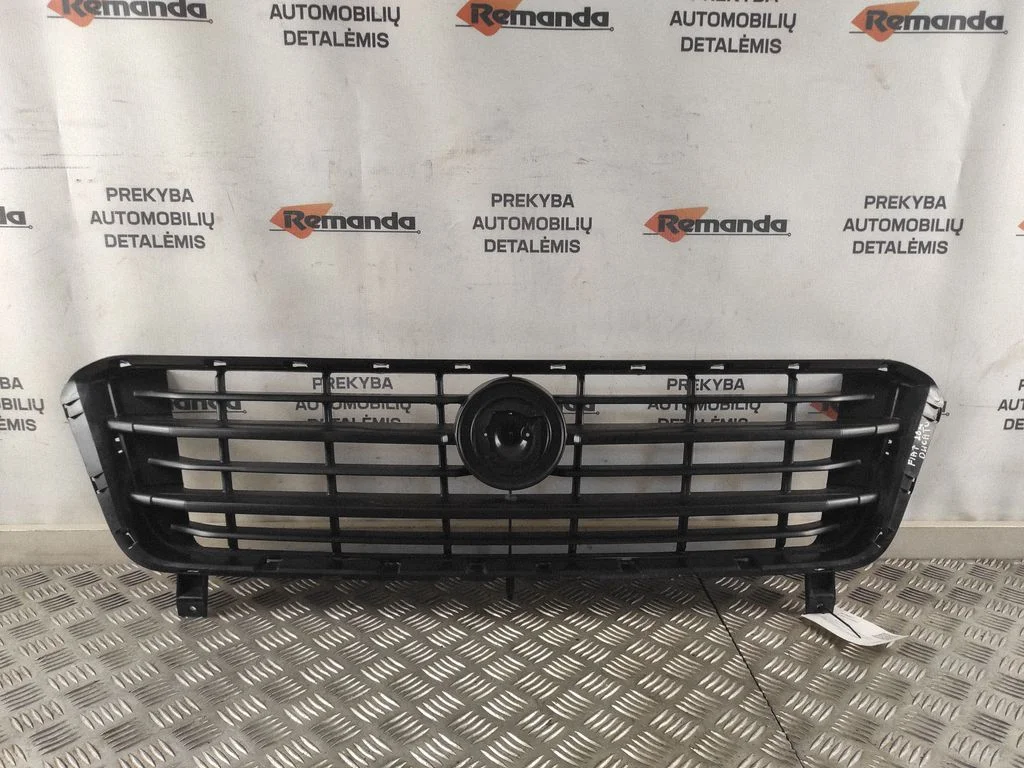 Front bumper upper radiator grill 18072151