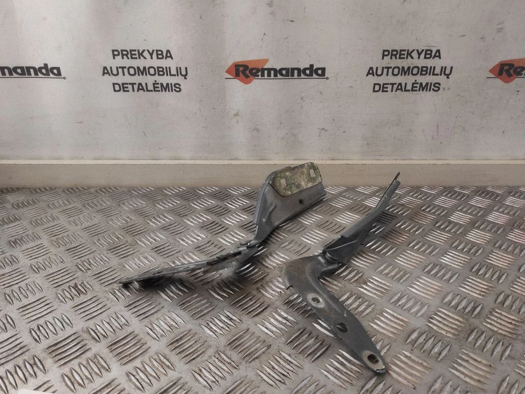 Motora pārsega eņģe (-es) 7L5823301
