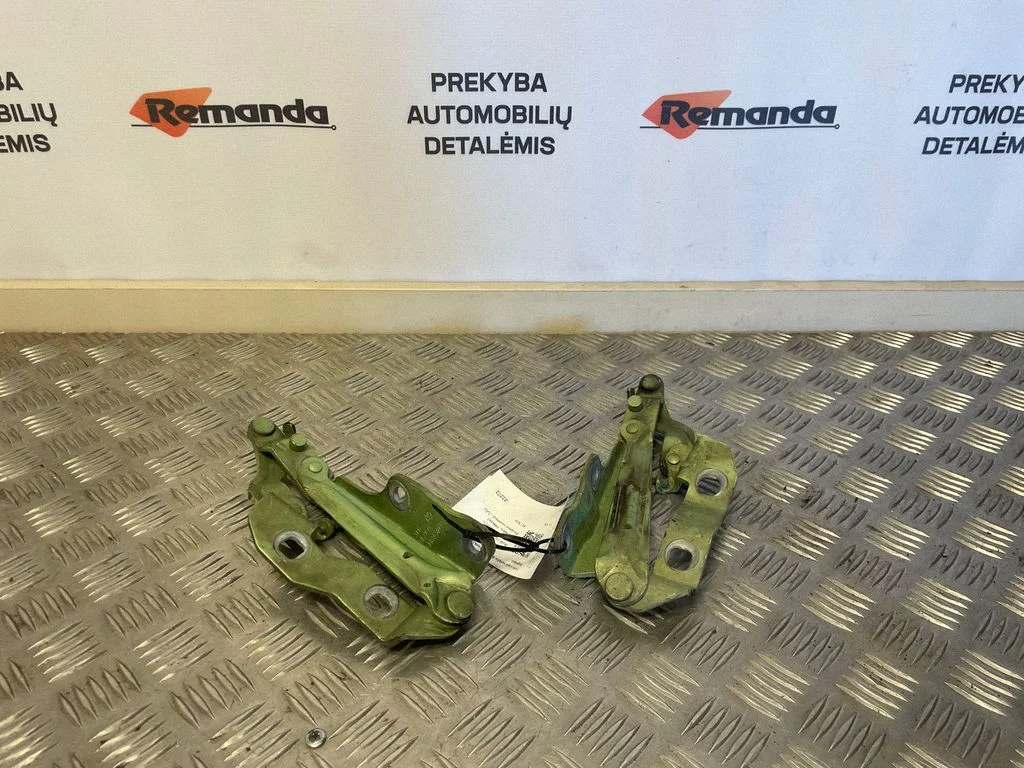 Engine bonnet/hood hinges