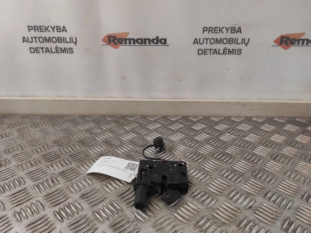 Motora pārsega slēdzene 3G8823509A