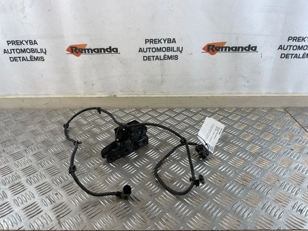 Engine bonnet/hood lock/catch – front