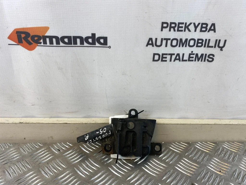 Motora pārsega slēdzene – priekšējā