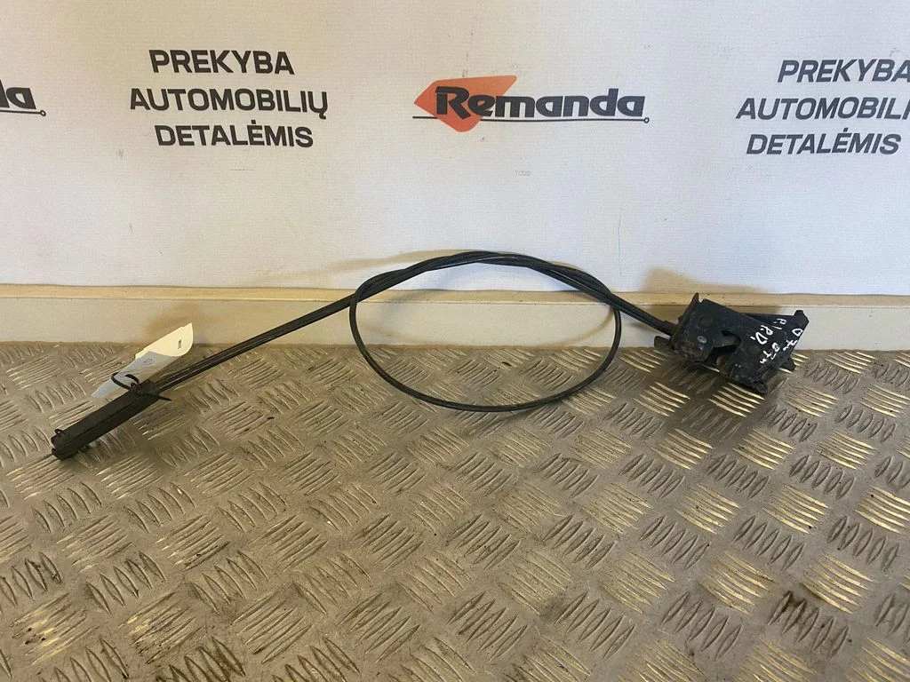 Motora pārsega slēdzene – priekšējā