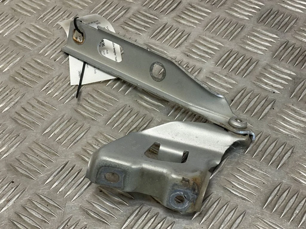 Engine bonnet/hood hinges 8T0323302
