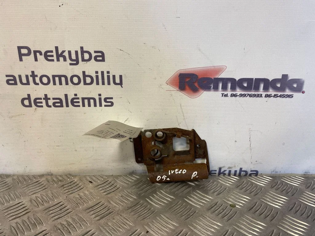Engine bonnet/hood lock/catch – centre