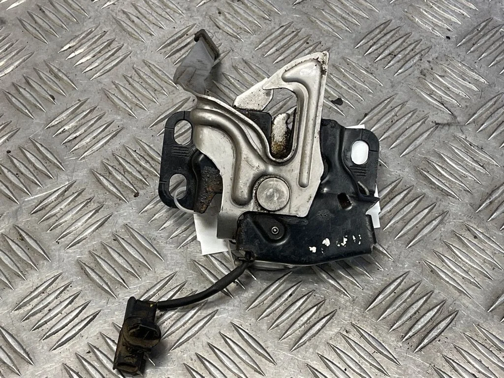 Engine bonnet/hood lock/catch