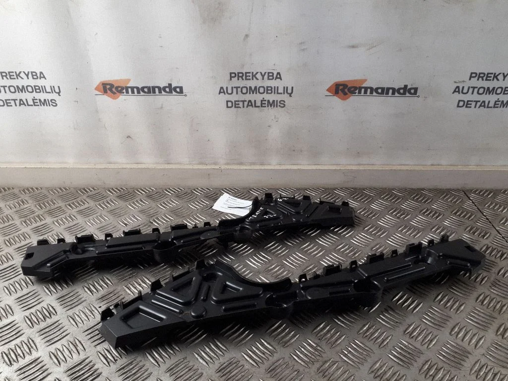 Rear bumper mounting bracket 93867940