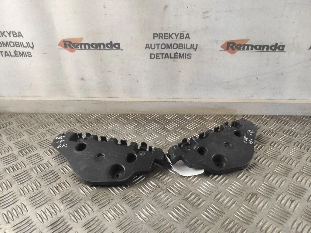 Rear bumper mounting bracket 850441927R