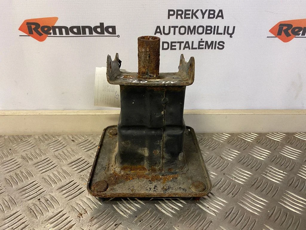 Aizmugurējā bufera turētājs – aizmugurējā labā