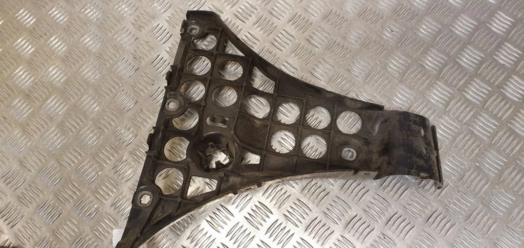 Rear bumper mounting bracket 11460915