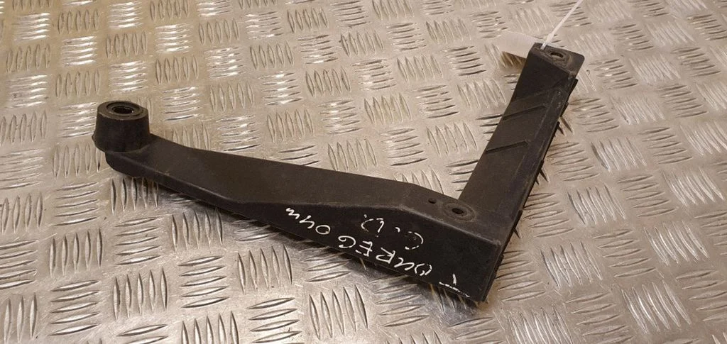 Rear bumper mounting bracket 7L6807862