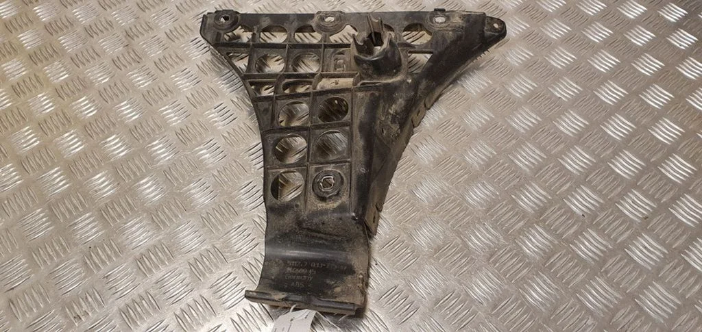 Rear bumper mounting bracket 11460915