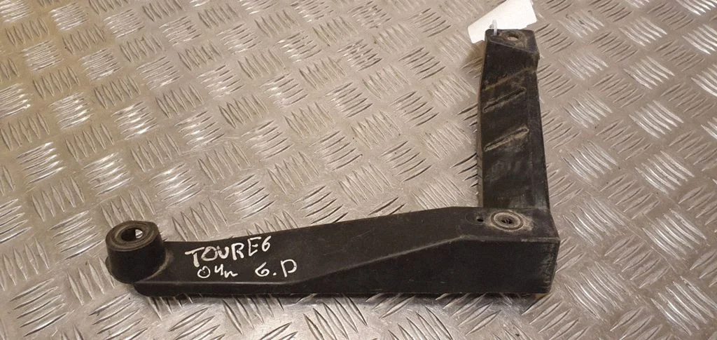 Rear bumper mounting bracket 7L6807882