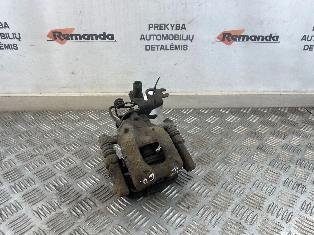 Rear brake caliper – rear right