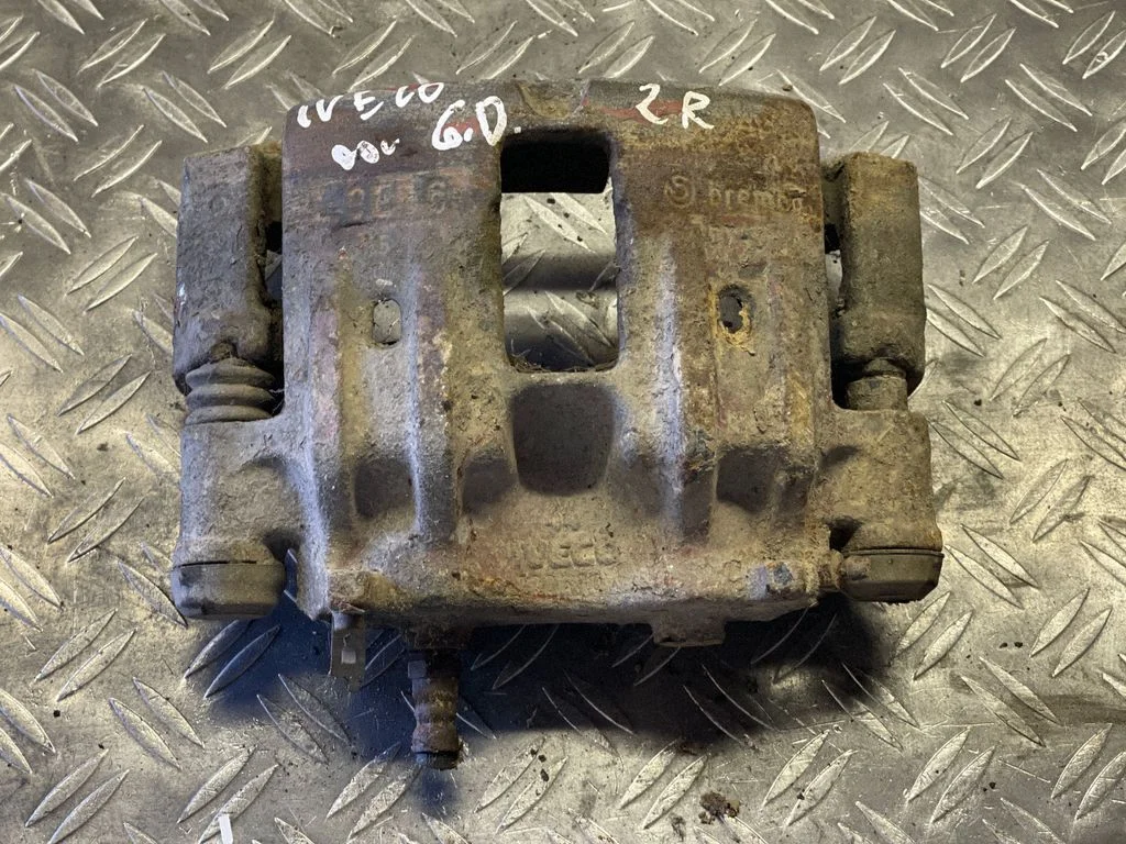 Rear brake caliper – rear right