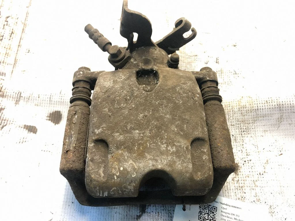Rear brake caliper – rear right