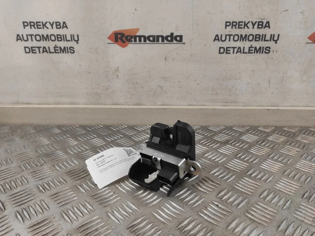 Aizmugurējā vāka slēdzene 5M0827505E
