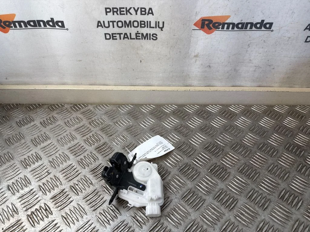 Aizmugurējā vāka slēdzene