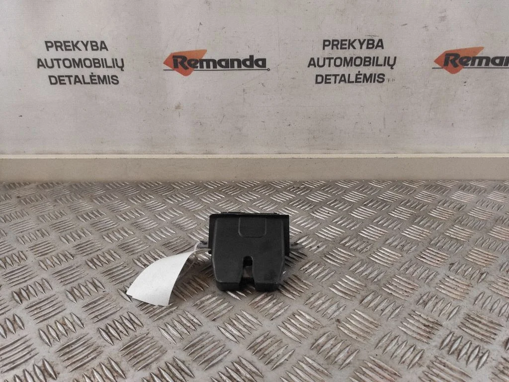 Aizmugurējā vāka slēdzene
