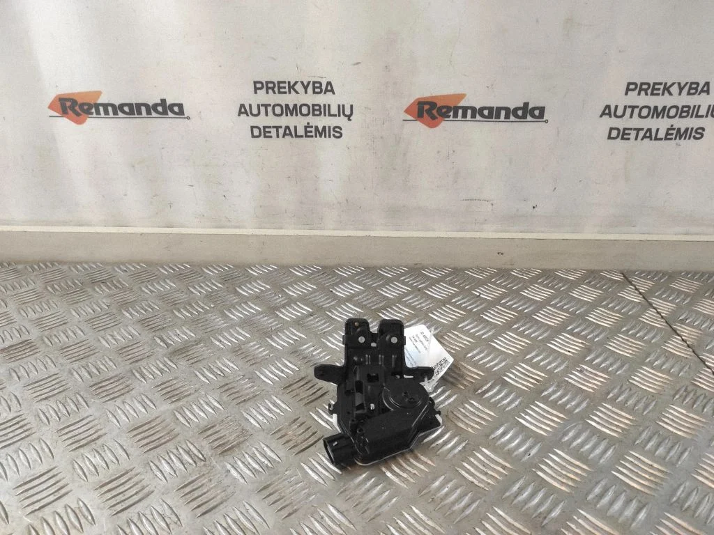 Aizmugurējā vāka slēdzene