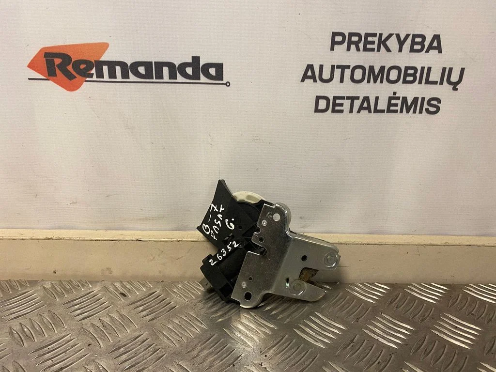 Aizmugurējā vāka slēdzene 4F5827505