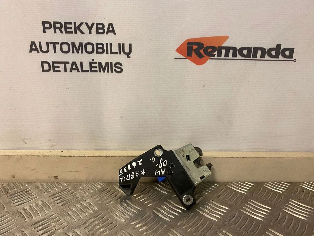 Aizmugurējā vāka slēdzene 8E5827505