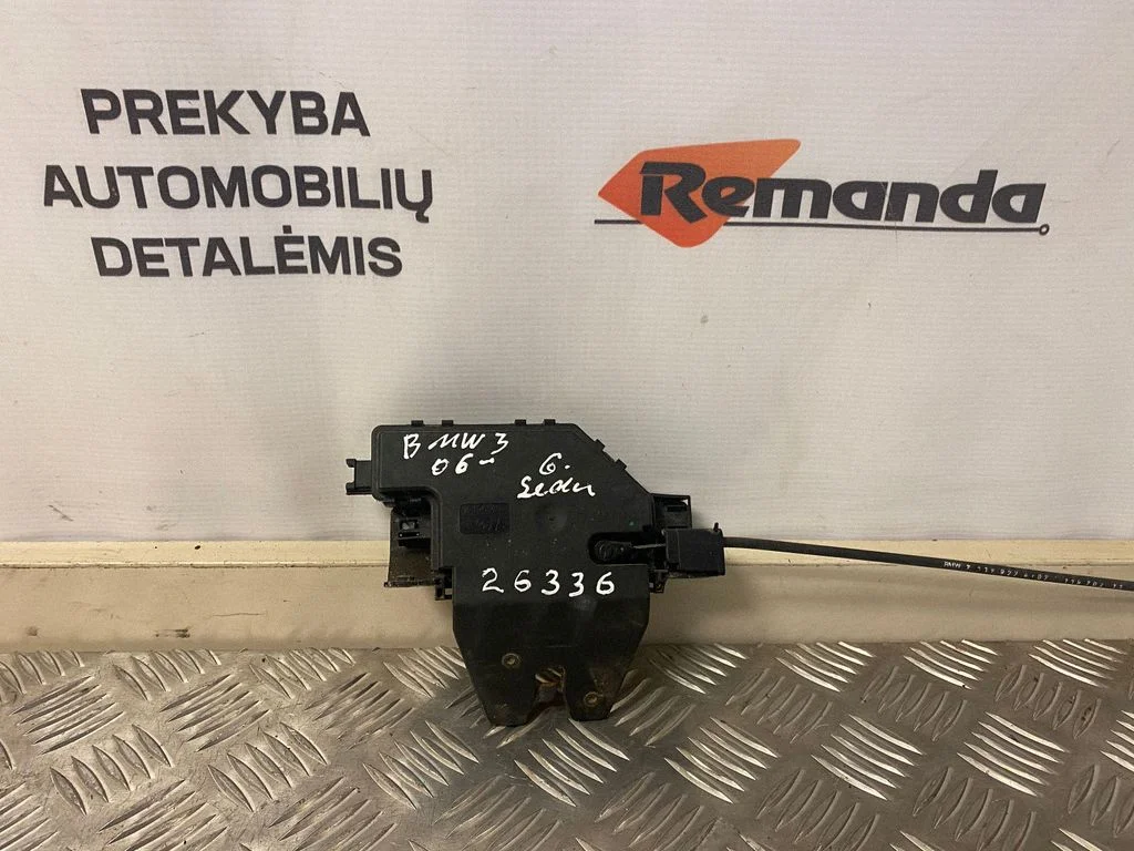 Aizmugurējā vāka slēdzene
