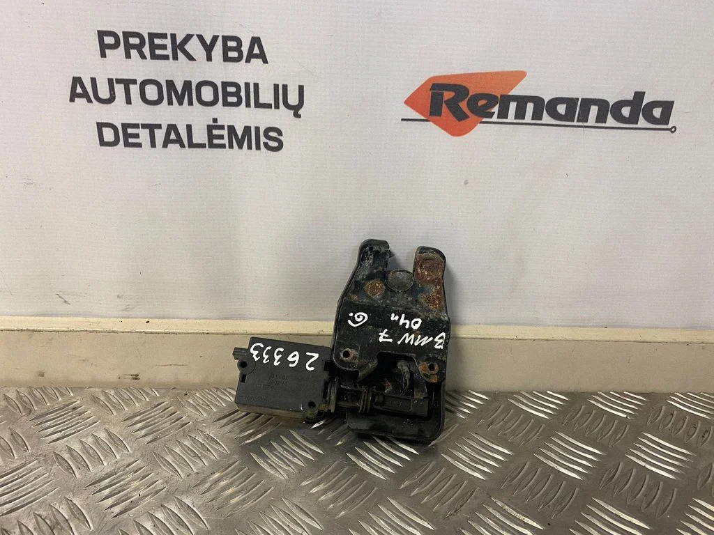 Zamek klapy bagażnika – tył